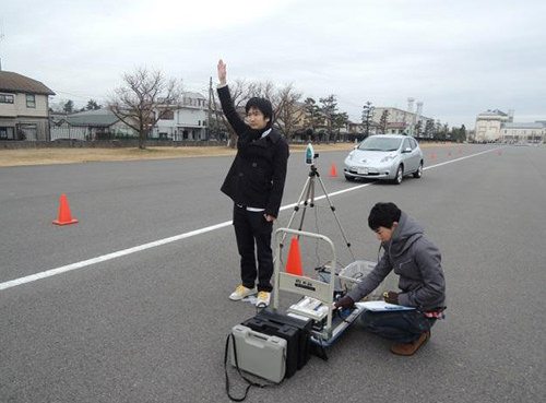 車両接近報知音の認知距離測定実験の様子