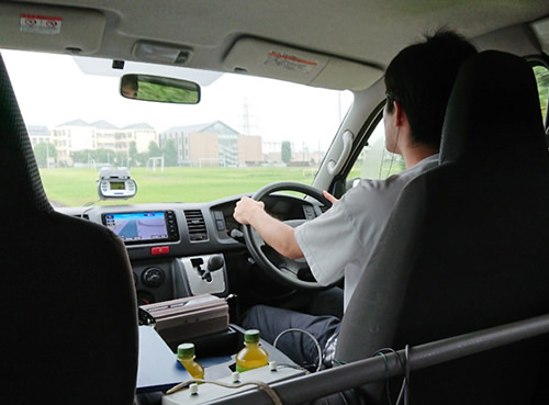 自動車の運転疲労に関する実験の様子